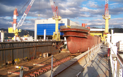 Nave in attesa di varo nel bacino galleggiante