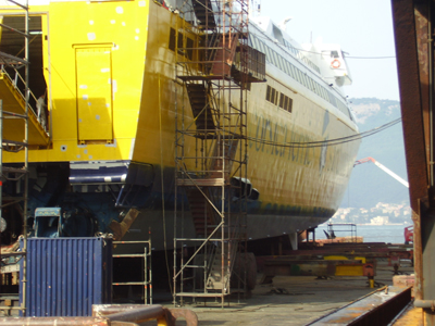 Traghetto superveloce della Corsica Ferries nel bacino galleggiante